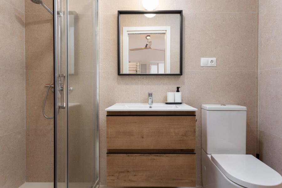 Fotografía del baño de uno de los dormitorios principales • Casa Mata Violeta en Alquiler - Estepona - Costal del Sol Cuarto de Baño del Dormitorio Principal