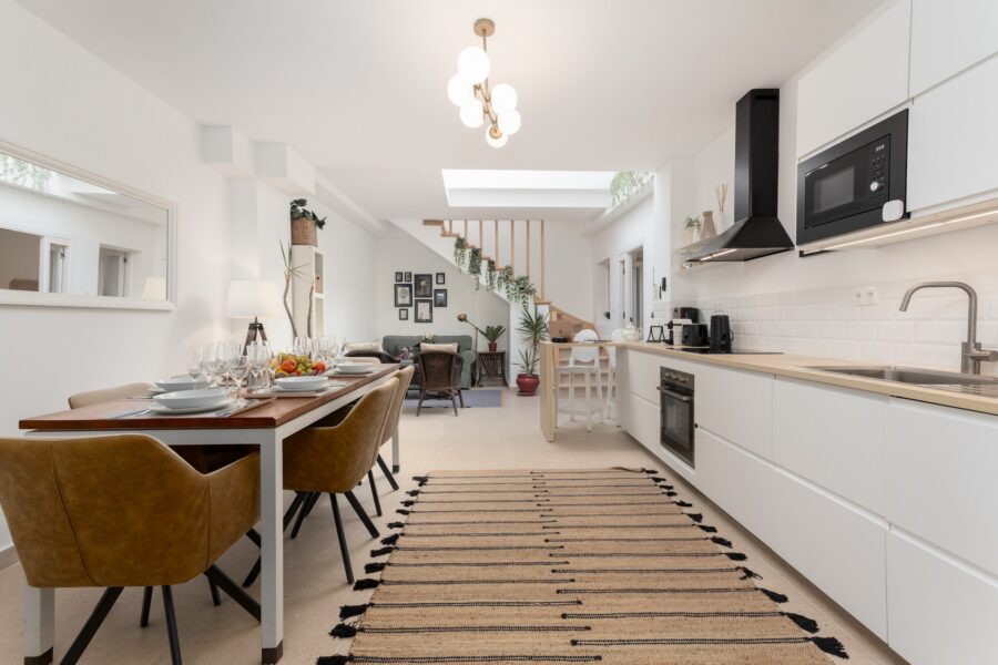 Imagen del Salón principal y cocina : Casa Mata Violeta en Alquiler - Estepona - Costal del Sol • Casa Mata Violeta en Alquiler - Estepona - Costal del Sol Fotografía del Salón y la Cocina