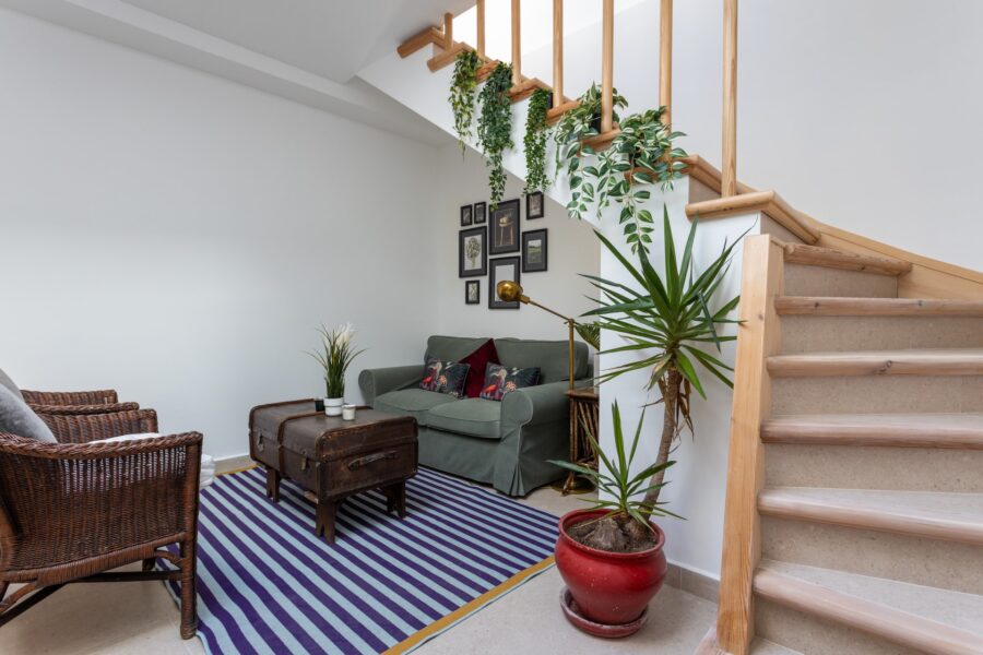 Fotografías de la sala de estar y la escalera • Casa Mata Violeta en Alquiler - Estepona - Costal del Sol Fotografía de la escalera que lleva a la segunda planta.