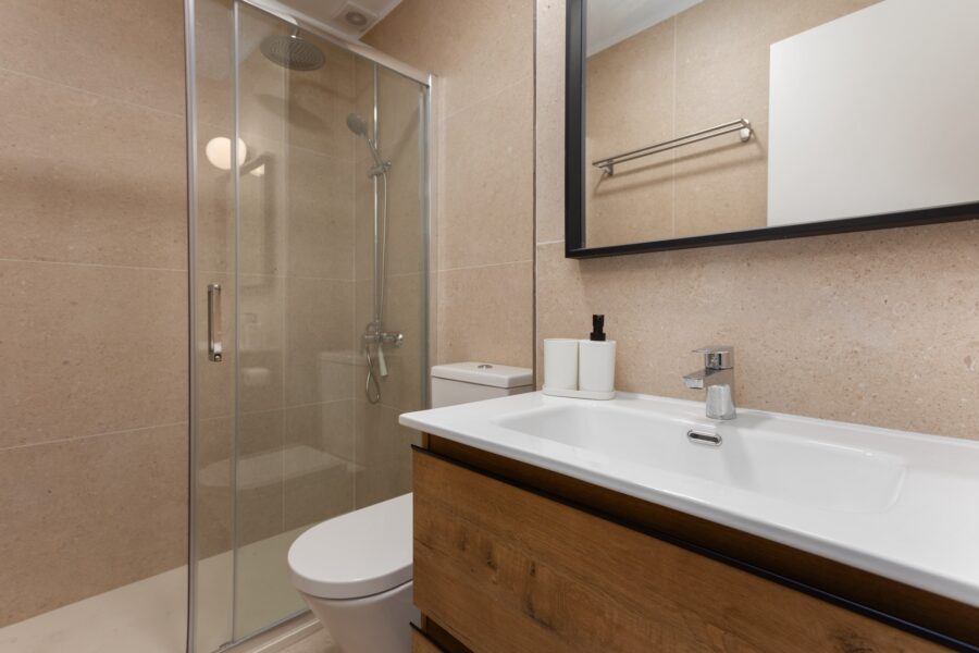 Fotografía de uno de los baños del dormitorio • Casa Mata Violeta en Alquiler - Estepona - Costal del Sol Fotografía de uno de los baños del dormitorio