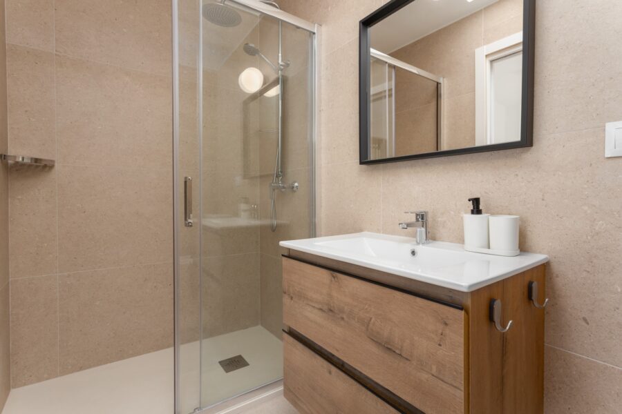 Fotografía de uno de los baños del dormitorio • Casa Mata Violeta en Alquiler - Estepona - Costal del Sol Baño Dormitorio 3