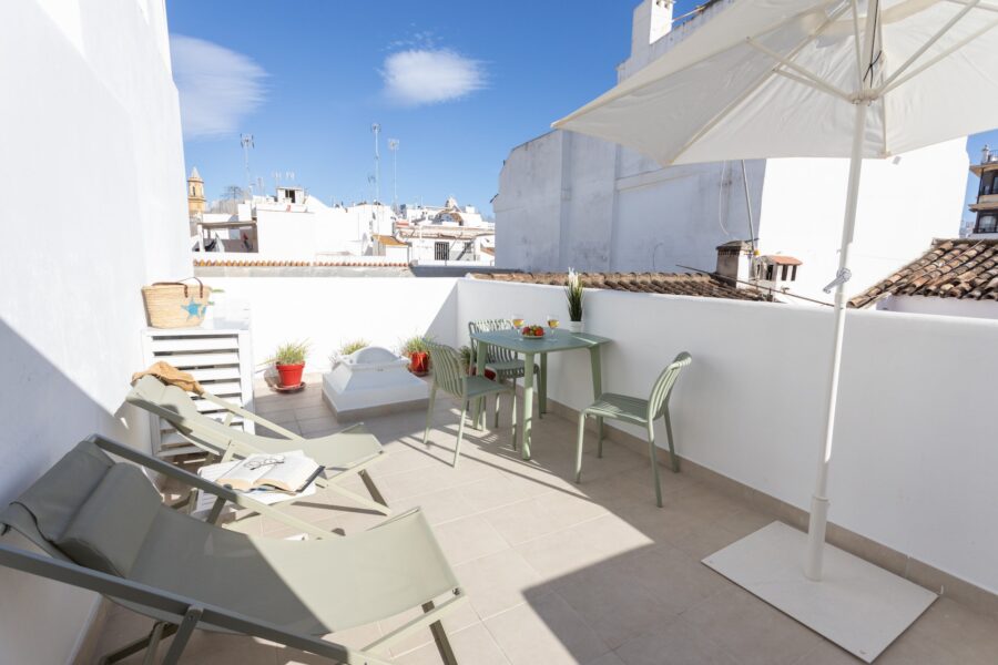 Vista de la terraza solarium • Casa Mata Violeta en Alquiler - Estepona - Costal del Sol Terraza con sillas y tumbonas