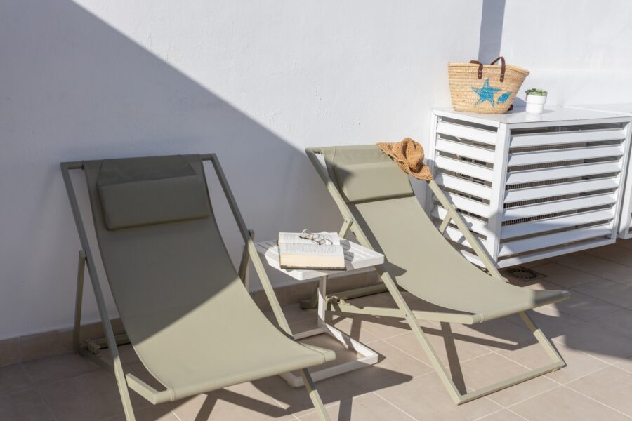 Hamacas en el Solarium • Casa Mata Violeta en Alquiler - Estepona - Costal del Sol Sillas para leer durante la tarde un buen libro.