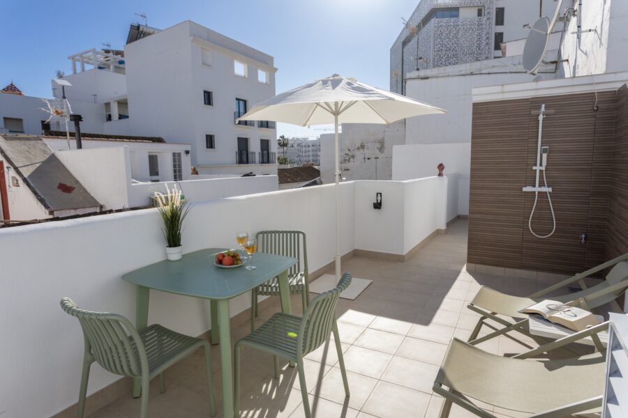 Vista desde la terraza solarium • Casa Mata Violeta en Alquiler - Estepona - Costal del Sol Terraza con ducha