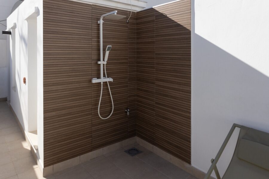 Fotografía de la ducha del Solarium • Casa Mata Violeta en Alquiler - Estepona - Costal del Sol Ducha en la terraza