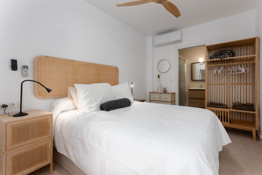 Fotografía de uno de los dormitorios • Casa Mata Violeta en Alquiler - Estepona - Costal del Sol Dormitorio principal en la Planta de Abajo
